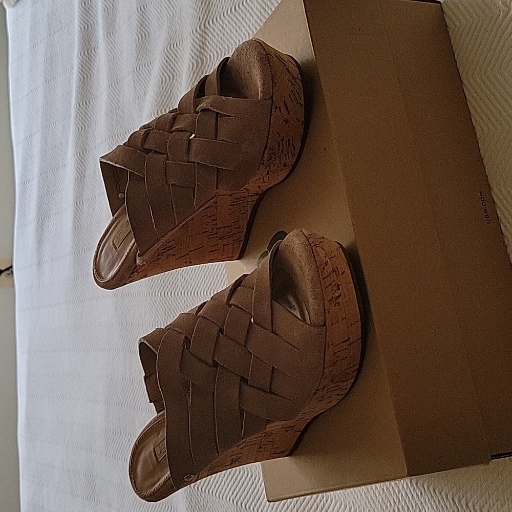 Ugg wedge sandals size 6